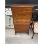 A MID 20TH CENTURY CHEST ON CHEST OF SMALL PROPORTIONS, ENCLOSING SEVEN DRAWERS, ON CABRIOLE LEGS,