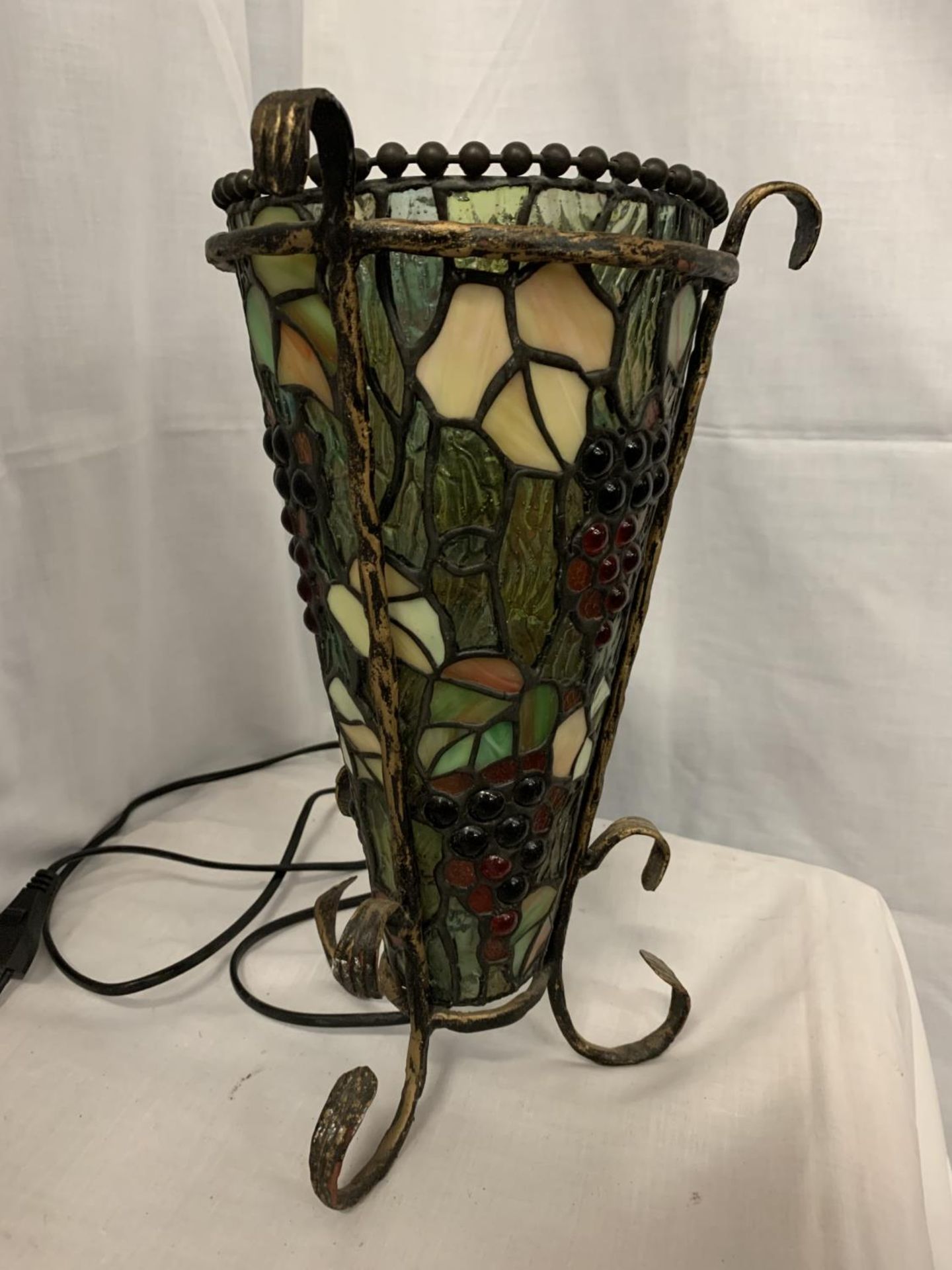 A TIFFANY STYLE VASE SHAPED LAMP H:35CM - Image 2 of 3