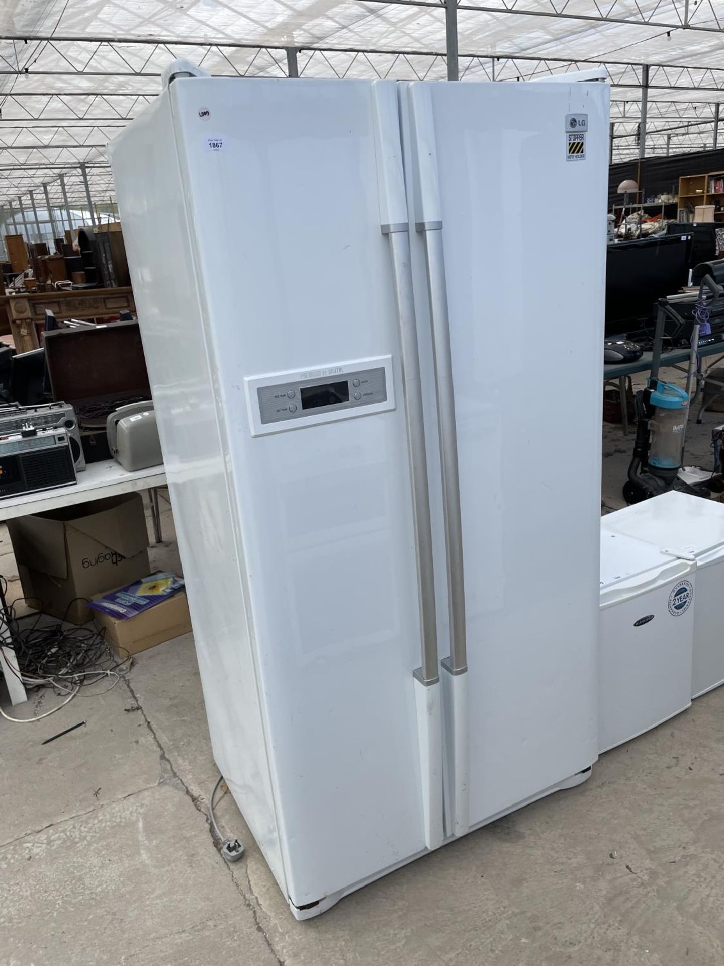 A WHITE LG AMERICAN STYLE FRIDGE FREEZR BELIEVED WORKING BUT NO WARRANTY