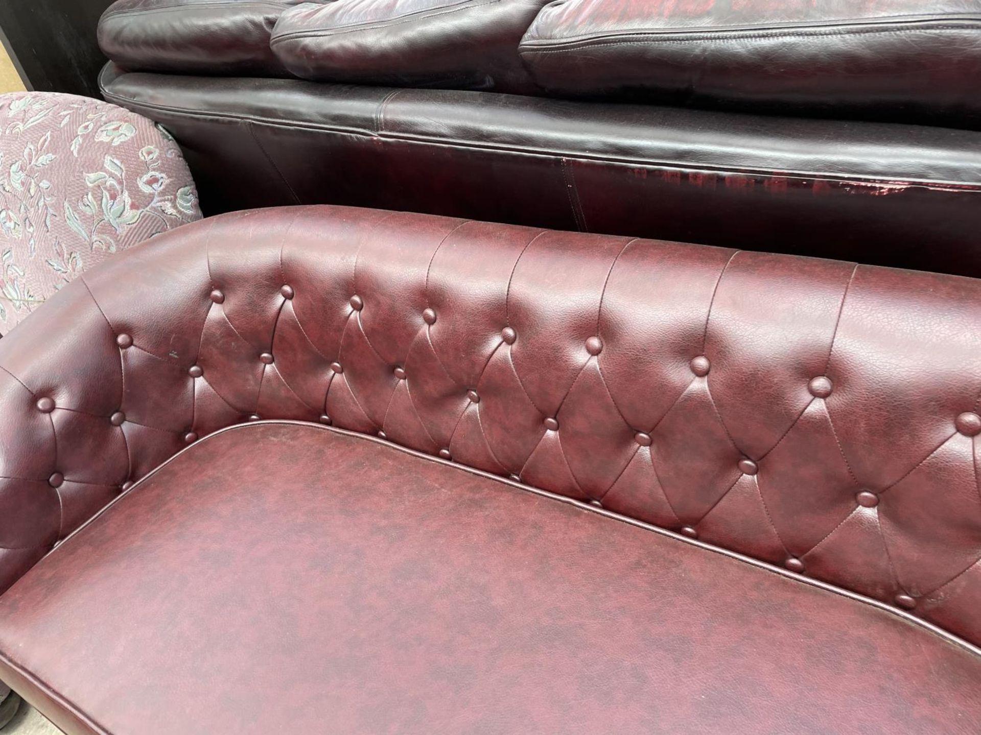 AN OXBLOOD BUTTON-BACK CHESTERFIELD STYLE SETTEE - Image 2 of 4