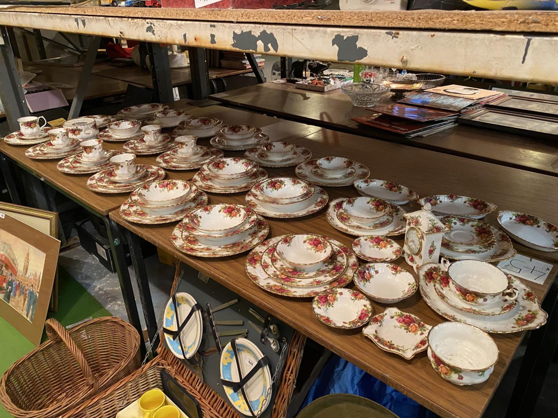 A VERY LARGE COLLECTION OF ROYAL ALBERT 'OLD COUNTRY ROSES' TO INCLUDE DINNER PLATES, SIDE PLATES, - Image 6 of 6