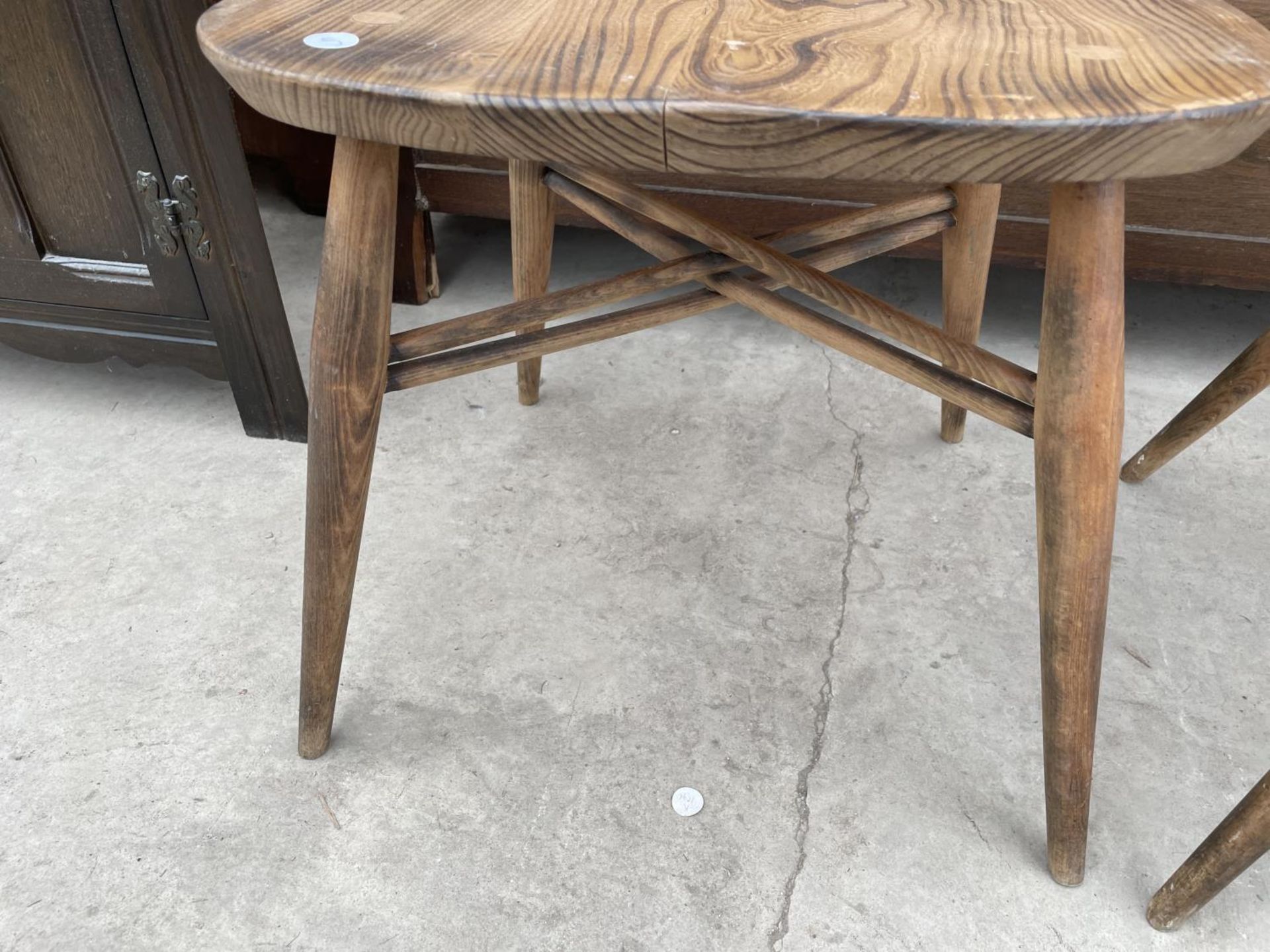 A PAIR OF ERCOL LATTICE BACK DINING CHAIRS - Image 4 of 8