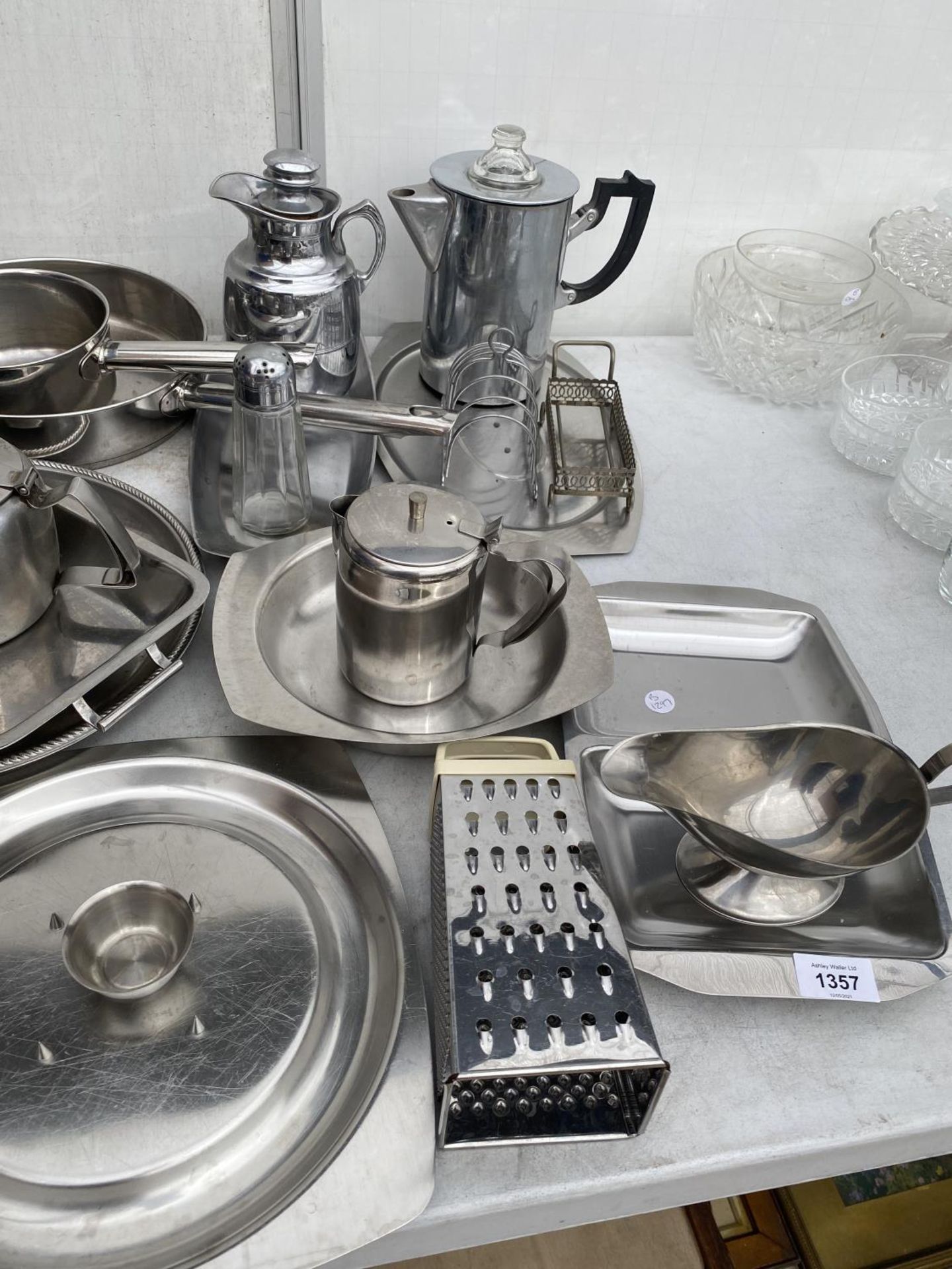 A LARGE ASSORTMENT OF STAINKLESS STEEL KITCHEN WARE TO INCLUDE PANS, TEAPOTS AND DISHES ETC - Image 3 of 3