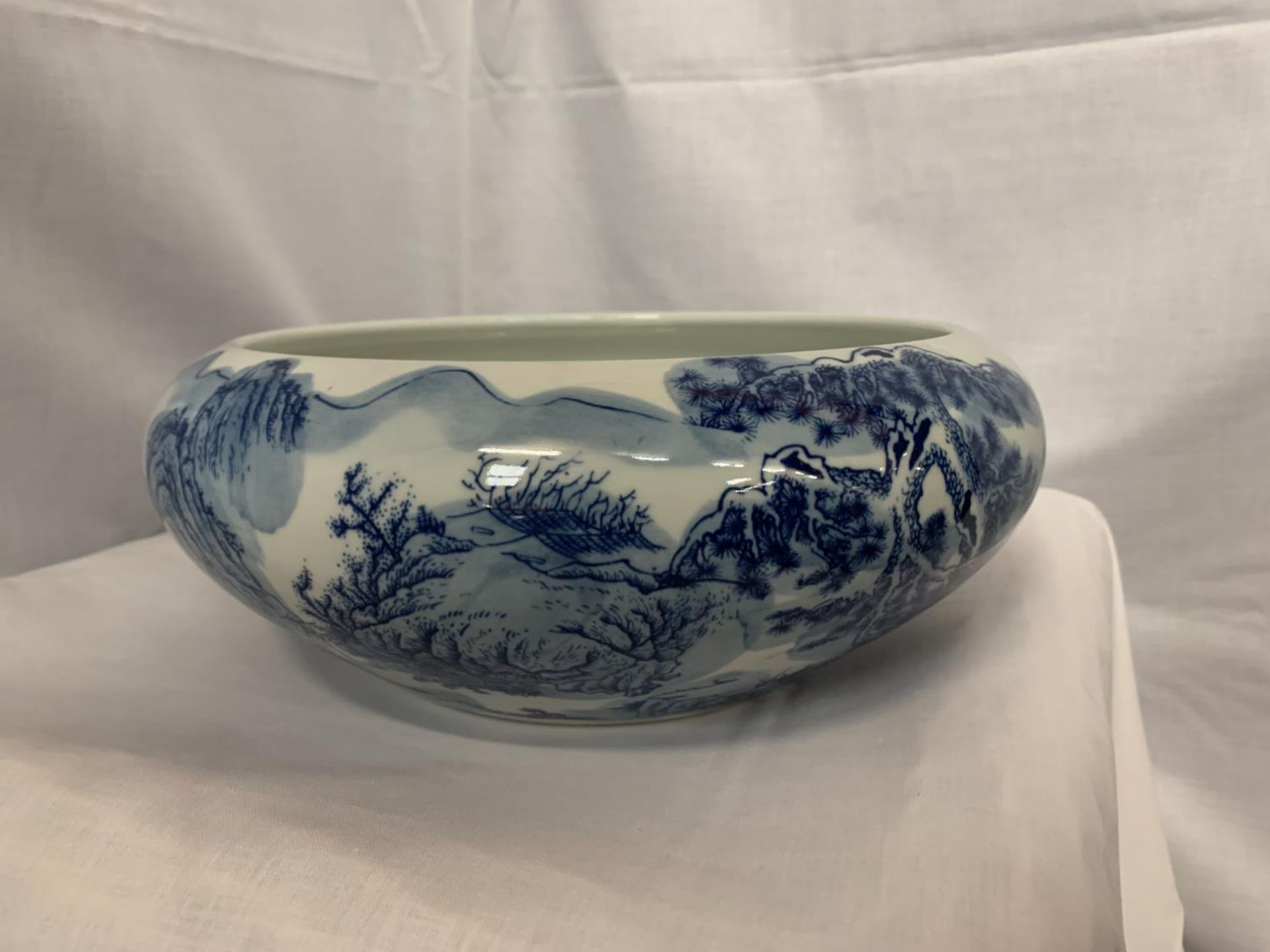 A LARGE HEAVY BLUE AND WHITE CERAMIC BOWL WITH ORIENTAL DECORATION DIA: 32CM - Image 3 of 4