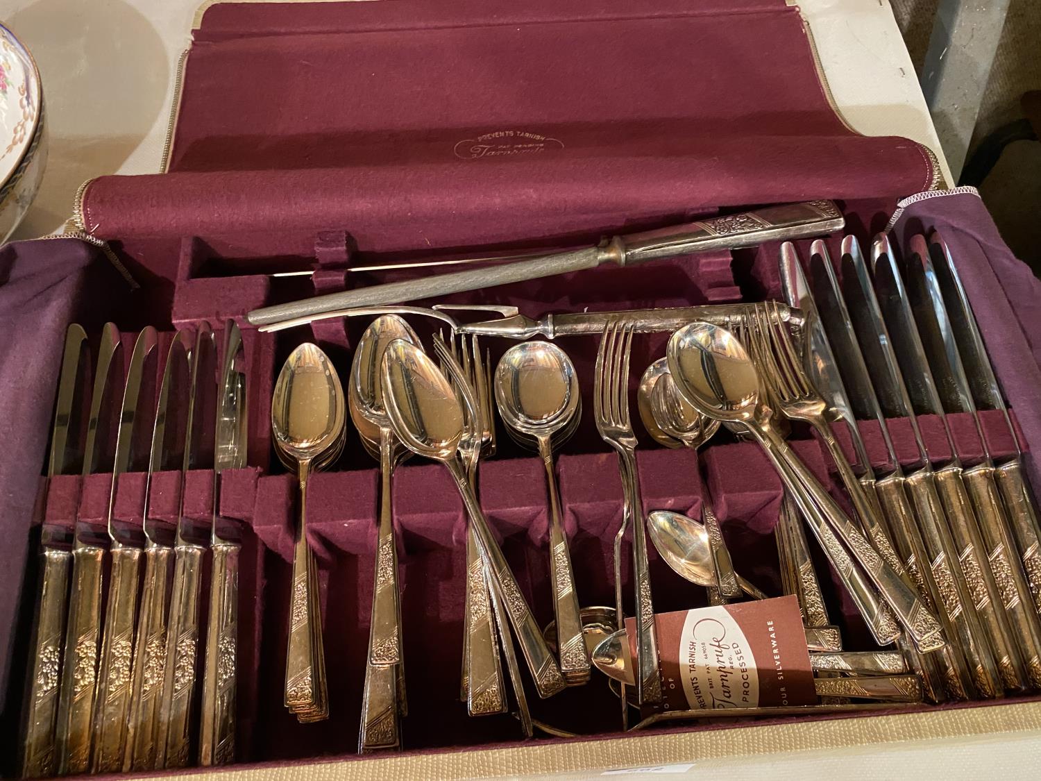 A ZIPPED CASE/CANTEEN OF 'TARNPRUFE REG.' CUTLERY TO INCLUDE SIX EACH OF DINNER KNIVES, DINNER - Image 4 of 5