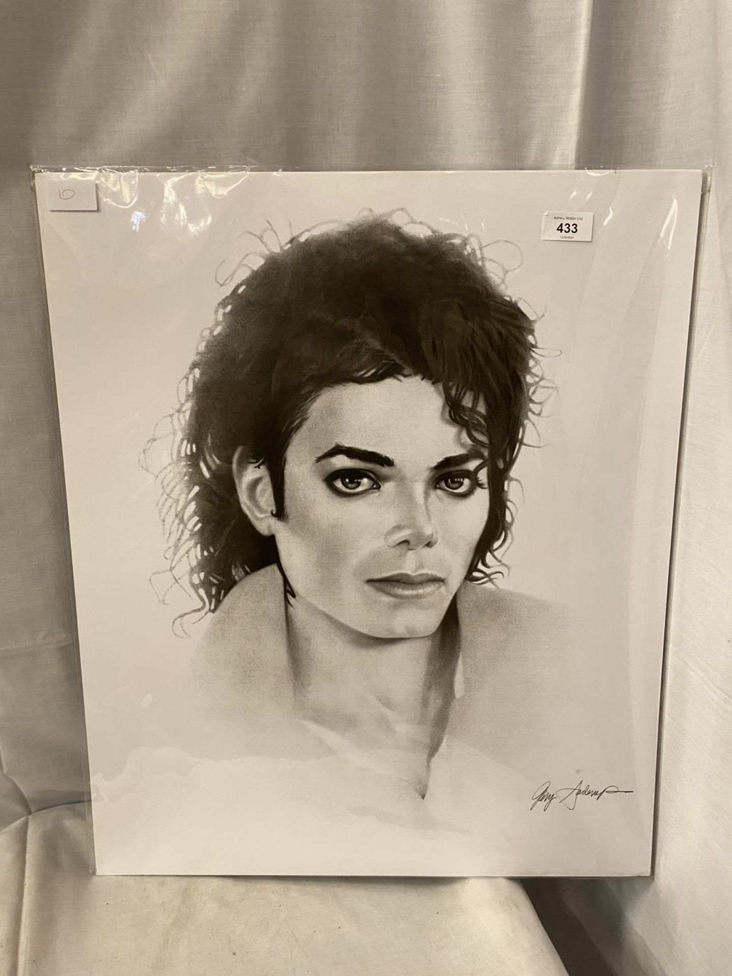 A BLACK AND WHITE SKETCH STYLE PICTURE OF MICHAEL JACKSON