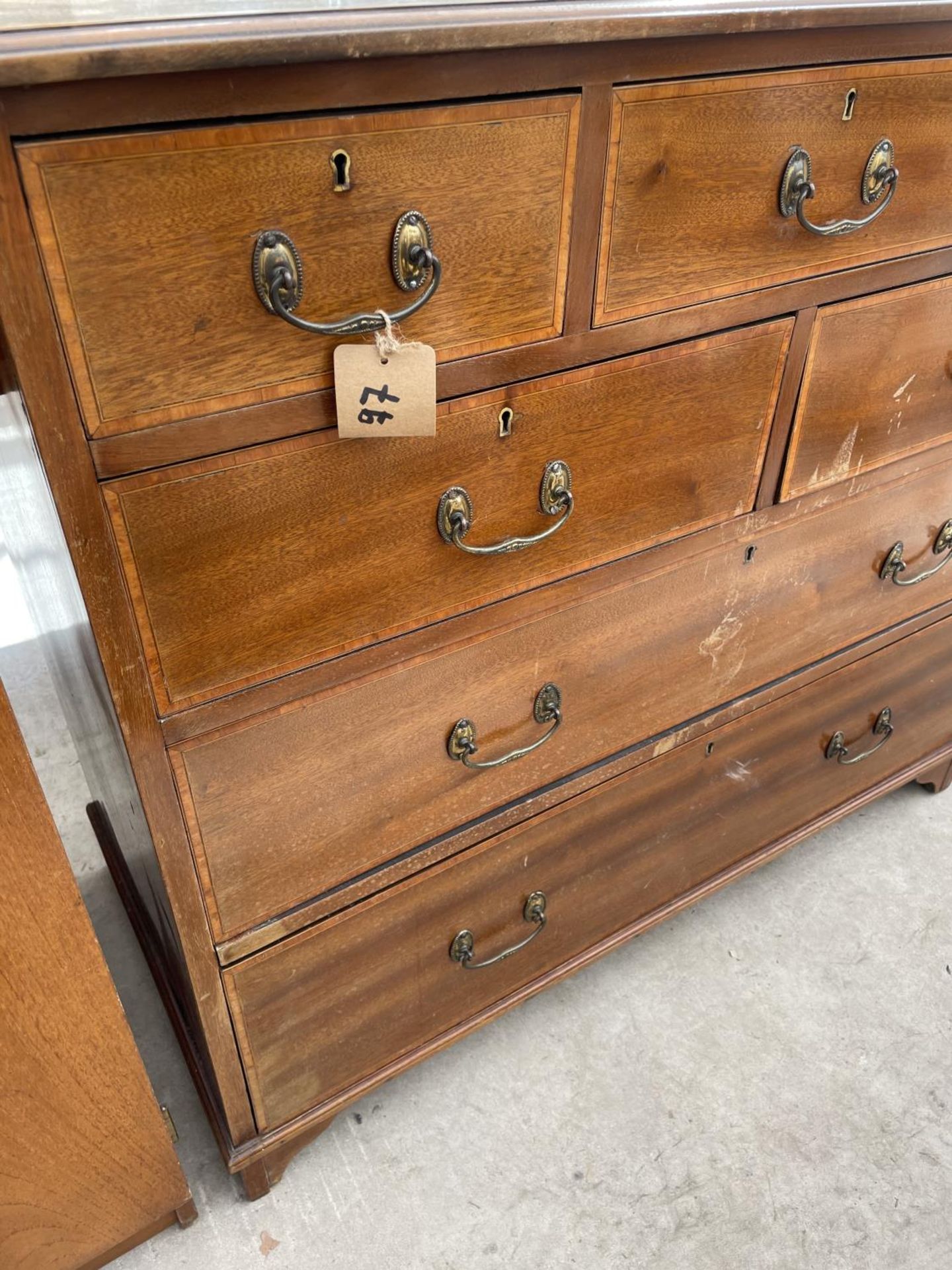 AN EDWARDIAN MAHOGANY AND INLAID CHEST OF TWO LONG DRAWERS, 40" WIDE - Image 3 of 5