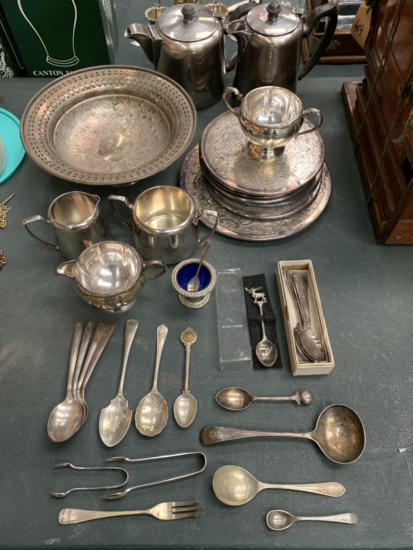 A LARGE QUANTITY OF SILVER PLATE ITEMS TO INCLUDE A COMPORT, FLATWARE, PLACE MATS ETC