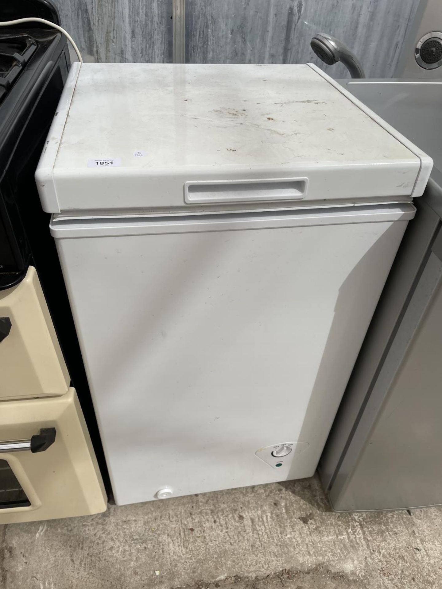 A WHITE CURRYS ESSENTIAL SLIM LINE CHEST FREEZER BELIEVED WORKING BUT NO WARRANTY