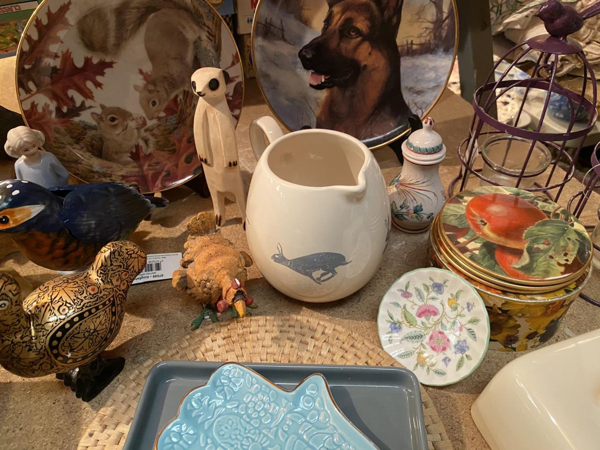 A LARGE COLLECTION OF ITEMS TO INCLUDE SEVERAL ANIMAL FIGURINES, DECORATIVE PLATES AND TRINKET - Image 4 of 6