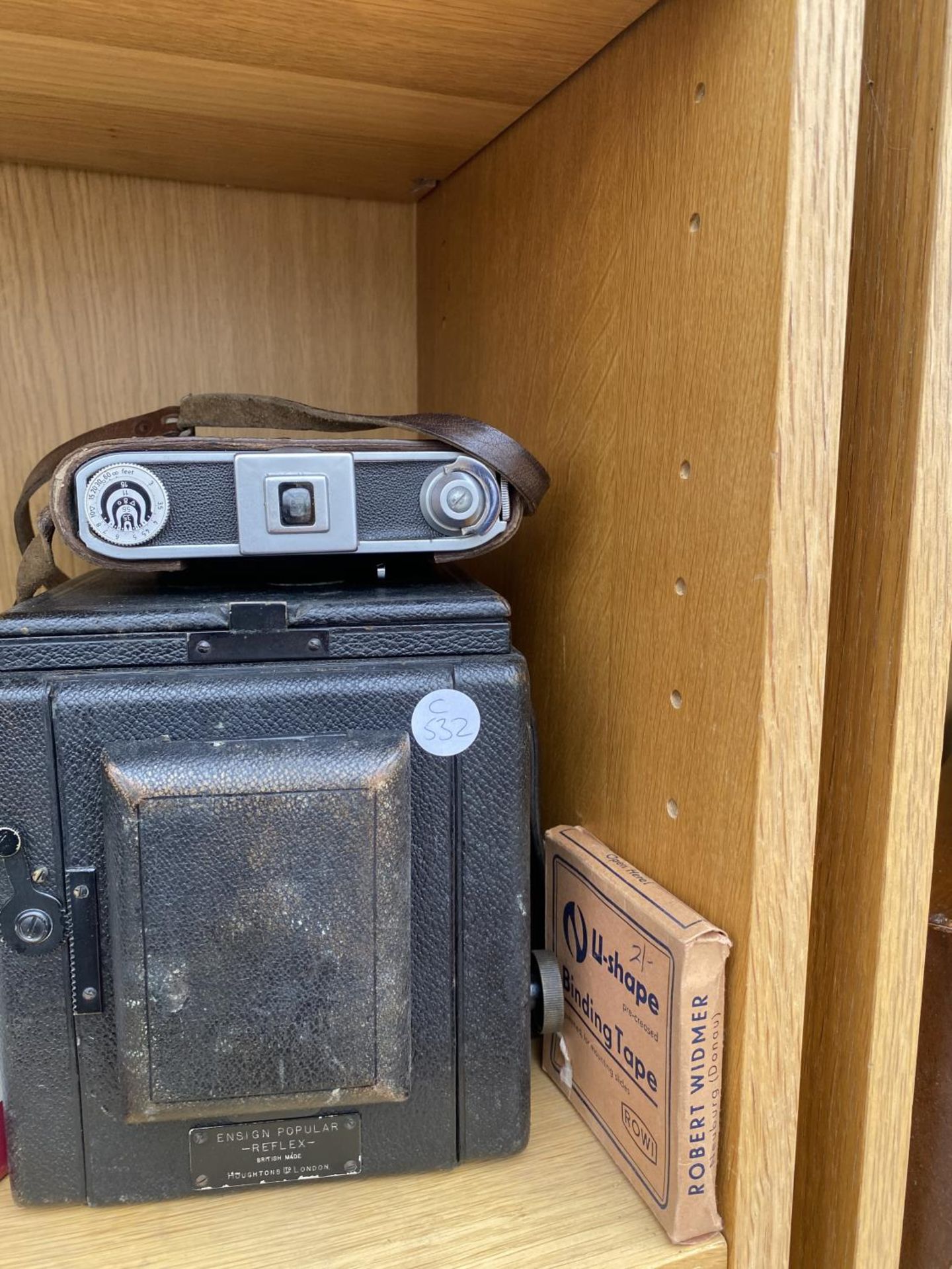 AN ASSORTMENT OF VINTAGE CAMERA EQUIPMENT TO INCLUDE A NO.2 BROWNIE CAMERA - Image 2 of 4