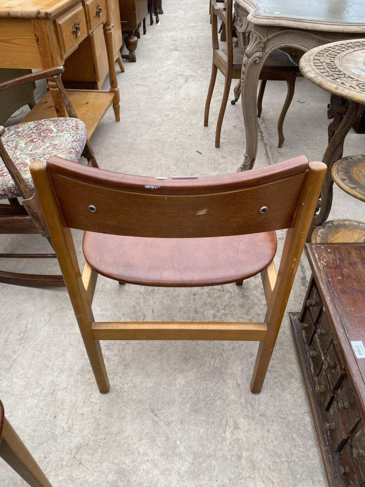 A SET OF FOUR RETRO TEAK DINING CHAIRS - Image 4 of 5