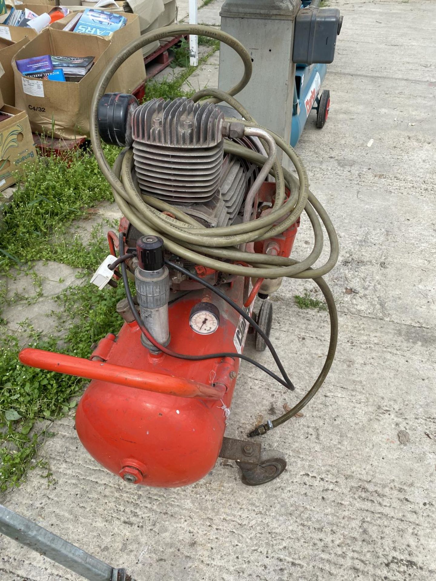 A CLARKE HUNTER AIR COMPRESSOR BELIEVED WORKING ORDER BUT NO WARRANTY - Image 5 of 8