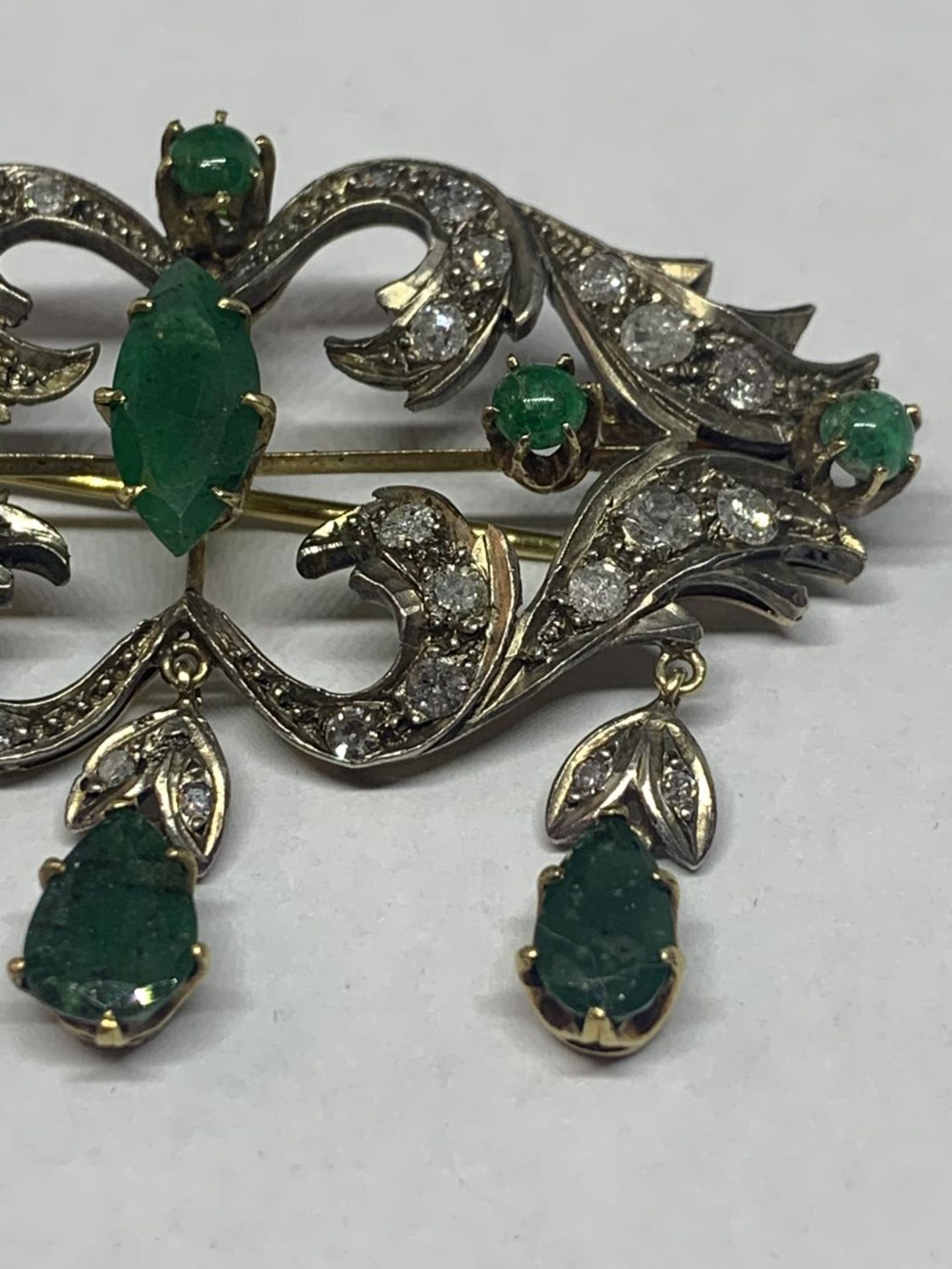 A VICTORIAN 18 CARAT GOLD BROOCH WITH NINE EMERALDS AND TWENTY SIX DIAMONDS (CUMULATIVE BELIEVED 2.3 - Image 5 of 5