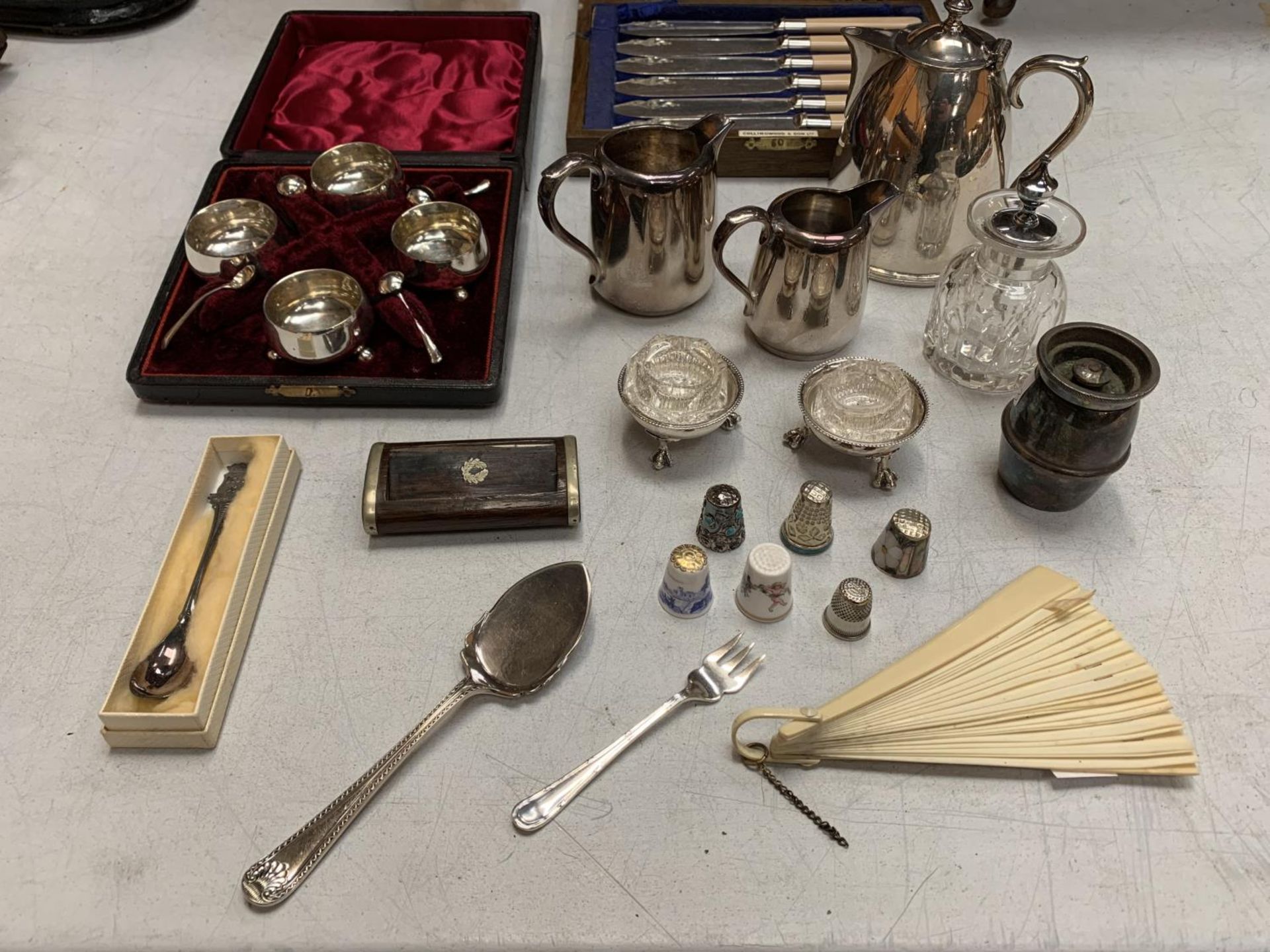 AN ASSORTMENT OF SILVER PLATE ITEMS: A BOXED CONDIMENT SET, JUGS, A PAIR OF SALTS, FISH KNIVES AND - Image 2 of 4