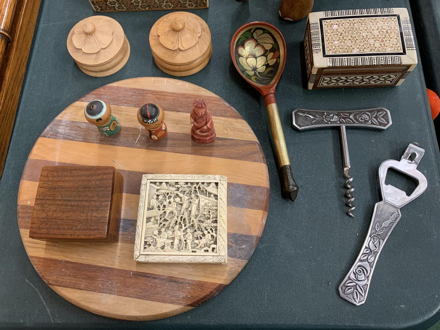 AN ASSORTMENT OF VARIOUS VINTAGE TREEN ITEMS TO INCLUDE A DESK TIDY, A FIGURE IN THE FORM OF AN - Image 2 of 4