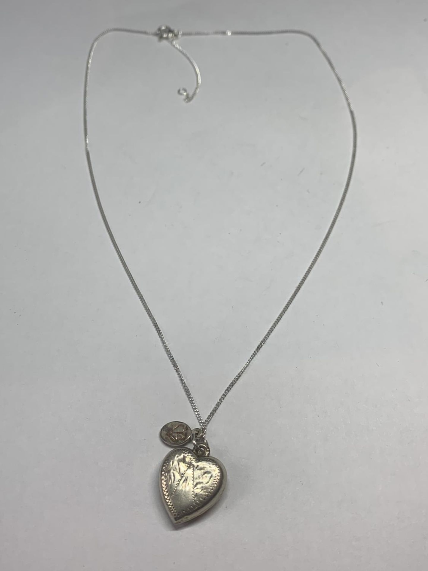 A MARKED 925 SILVER HEART PENDANT AND CHAIN IN A PRESENTATION BOX - Image 2 of 5