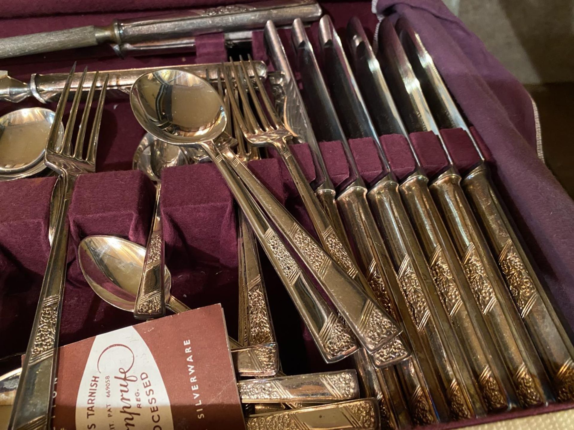 A ZIPPED CASE/CANTEEN OF 'TARNPRUFE REG.' CUTLERY TO INCLUDE SIX EACH OF DINNER KNIVES, DINNER - Image 5 of 5