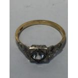 An 18 CARAT GOLD ART DECO STYLE RING WITH CENTRE DIAMOND