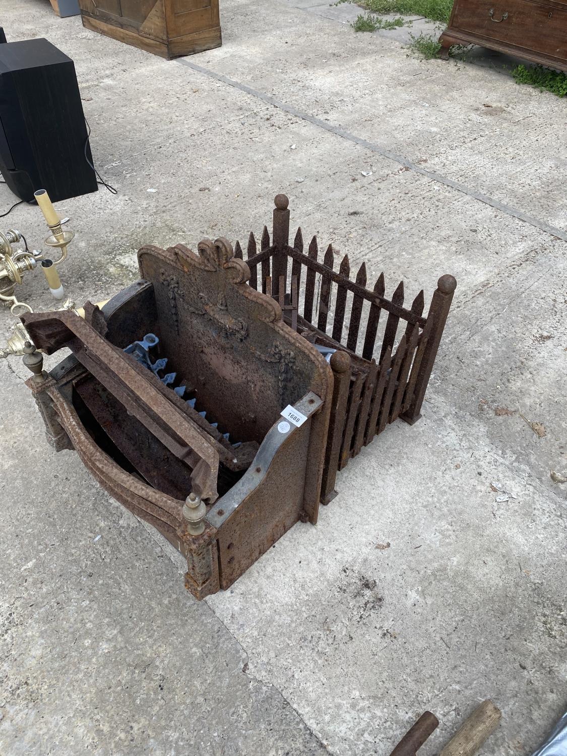 TWO VINTAGE CAST IRON DOG GRATES - Bild 2 aus 6