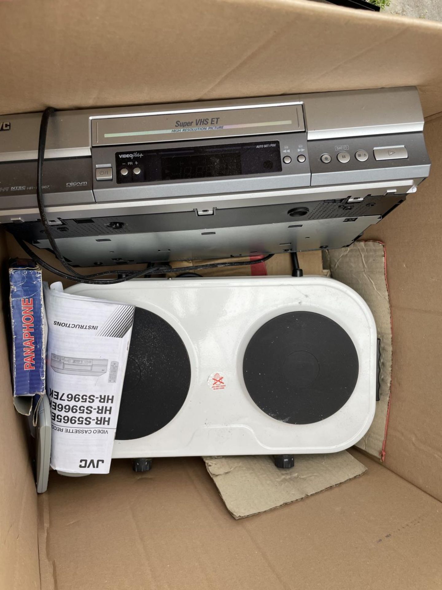 AN ASSORTMENT OF HOUSEHOLD CLEARANCE ITEMS TO INCLUDE A VHS PLAYER AND A RADIO ETC - Image 5 of 5