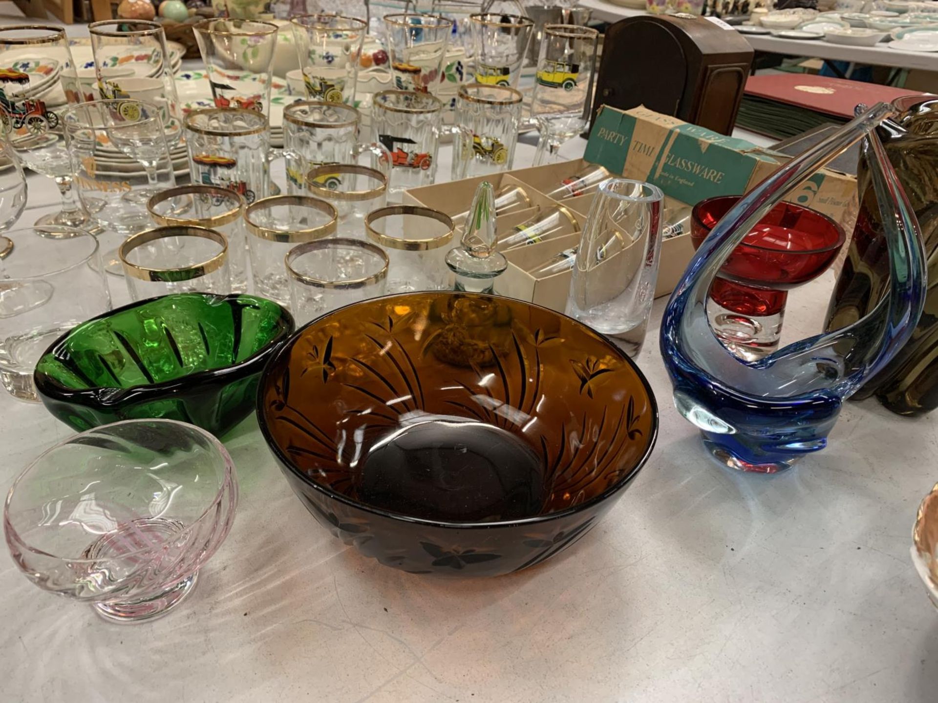 A LARGE QUANTITY OF MIXED GLASSWARE TO INCLUDE COLOURED GLASS DECORATIVE PIECES AND A SELECTION OF - Image 2 of 5