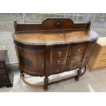 AN EARLY 20TH CENTURY OAK JACOBEAN STYLE SIDEBOARD WITH RAISED BACK, HAVING BOW LEGS, THREE DRAWERS,