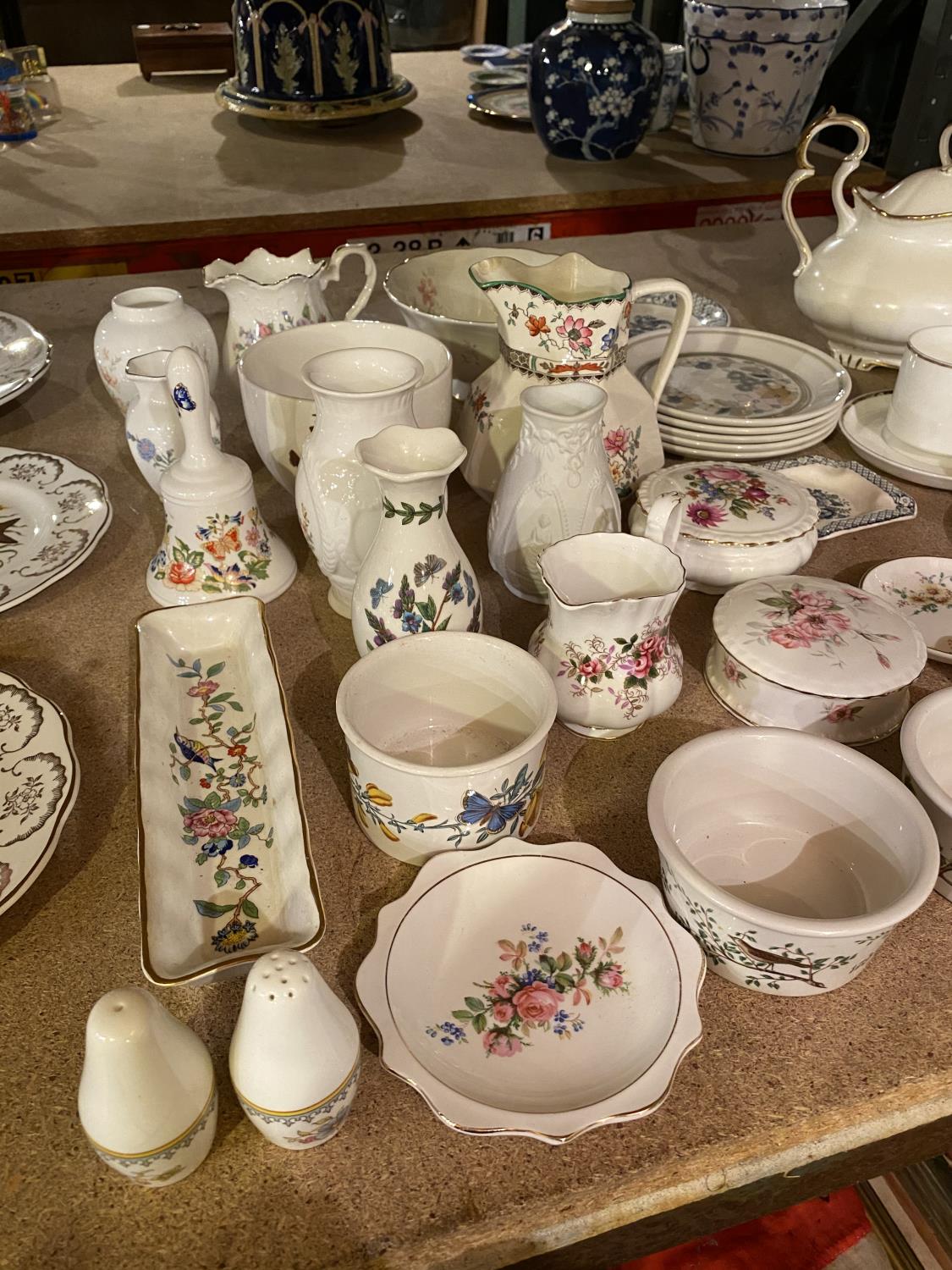 A SELECTION OF CERAMICS TO INCLUDE ROYAL ALBERT TEA CUPS AND TEA POT ALONG WITH FURTHER EXAMPLES - Image 2 of 4