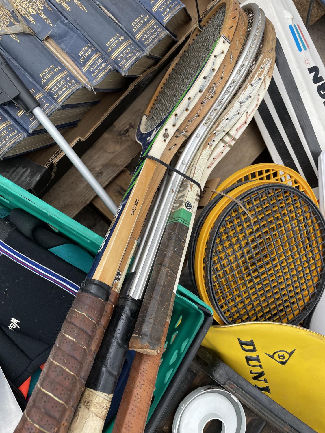 AN ASSORTMENT OF HOUSEHOLD CLEARANCE ITEMS TO INCLUDE TENNIS RACKETS, BOOKS ETC - Image 4 of 5