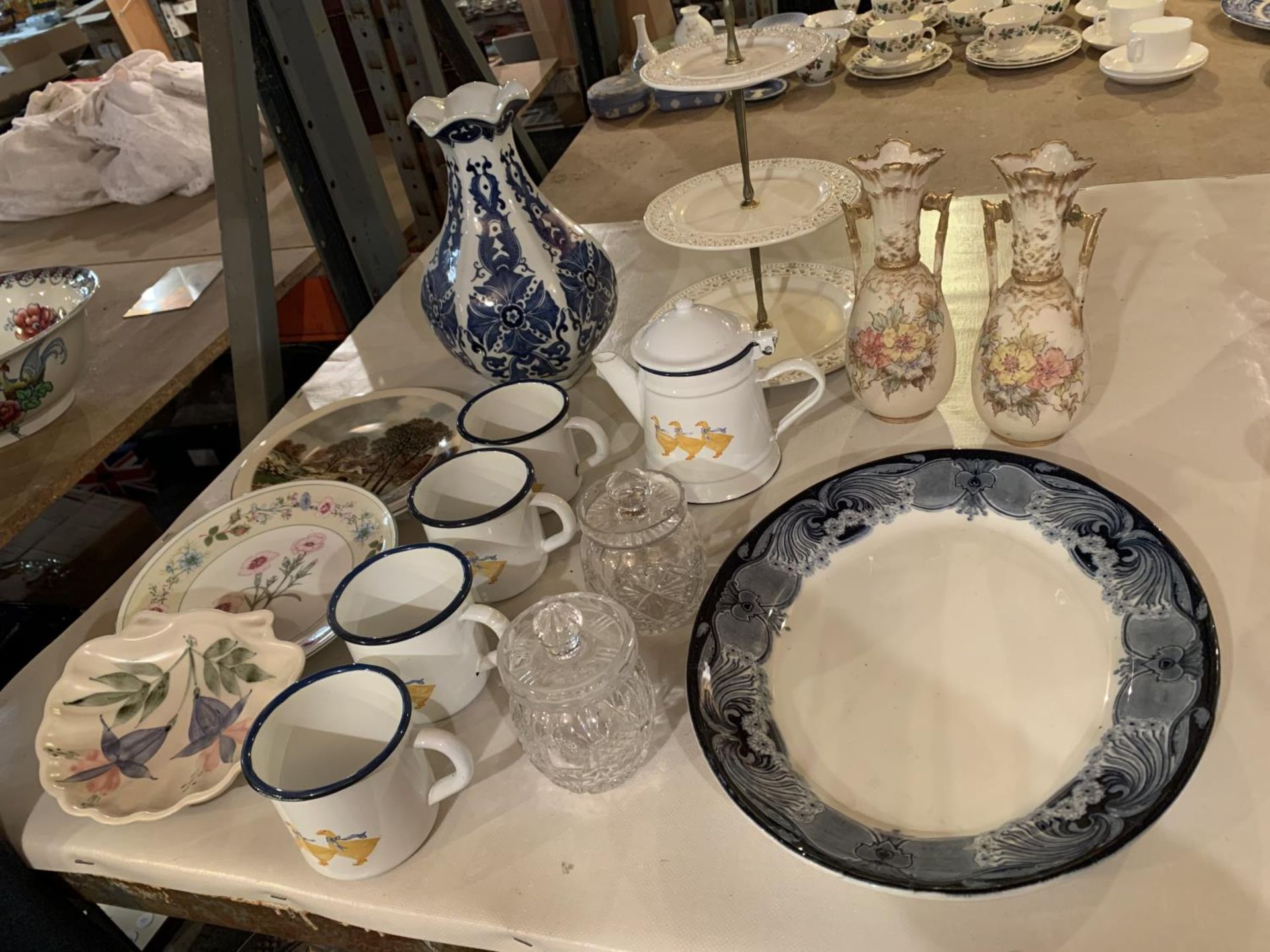 A COLLECTION OF VARIOUS CERAMICS TO INCLUDE LARGE BLUE AND WHITE VASE , THREE TIER CAKE STAND ETC, A