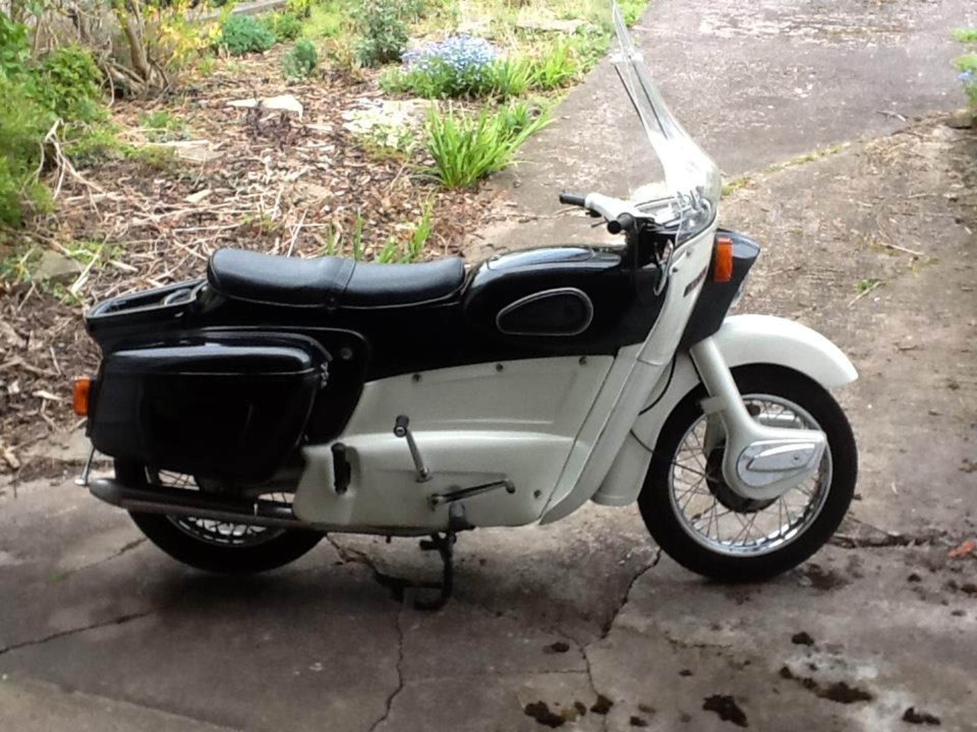 A 1962 ARIEL LEADER MOTORCYCLE, 250 CC, REGISTRATION UMS 880. THE FRAME AND ENGINE NUMBERS MATCH