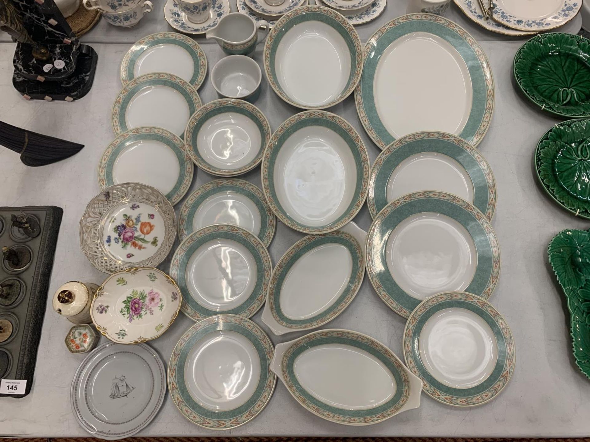 A SELECTION OF ROYAL DOULTON DINNERWARE AND OTHER SMALL DECORATIVE TRINKET TRAYS