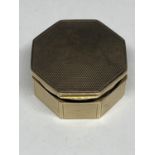 A 9 CARAT GOLD ASPREYS LONDON OCTAGONAL PILL BOX WITH A MIRRORED INSIDE LID GROSS WEIGHT 27.5g