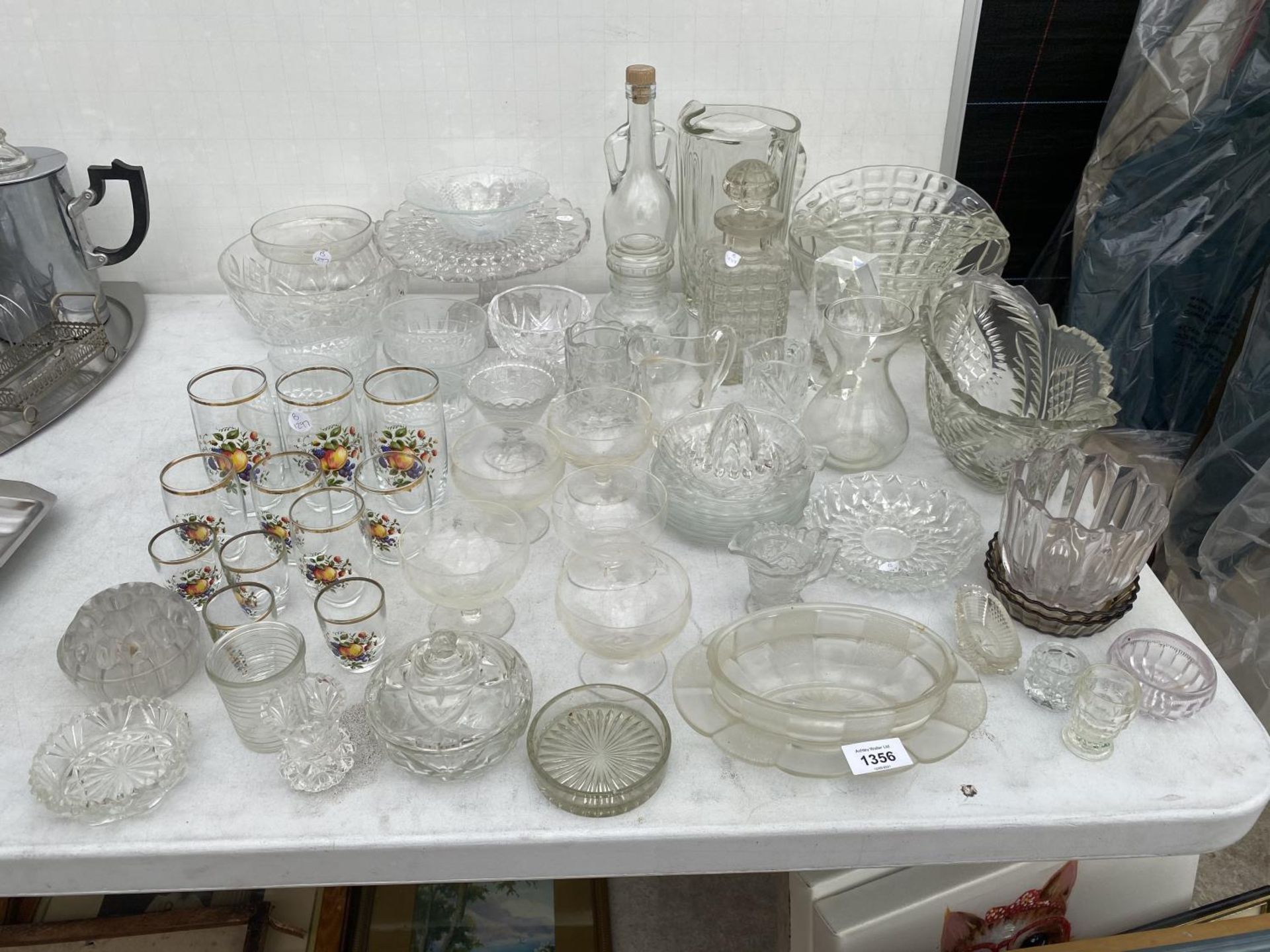 A LARGE ASSORTMENT OF GLASS WARE TO INCLUDE DECANTOR, BOWLS AND TUMBLERS ETC