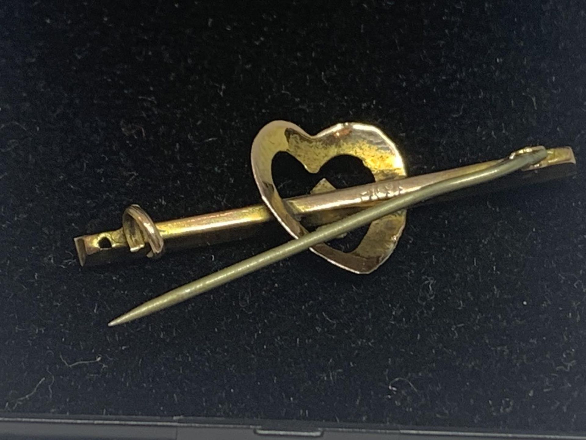 A 9 CARAT GOLD HEART DESIGN BROOCH/TIE PIN - Image 3 of 3