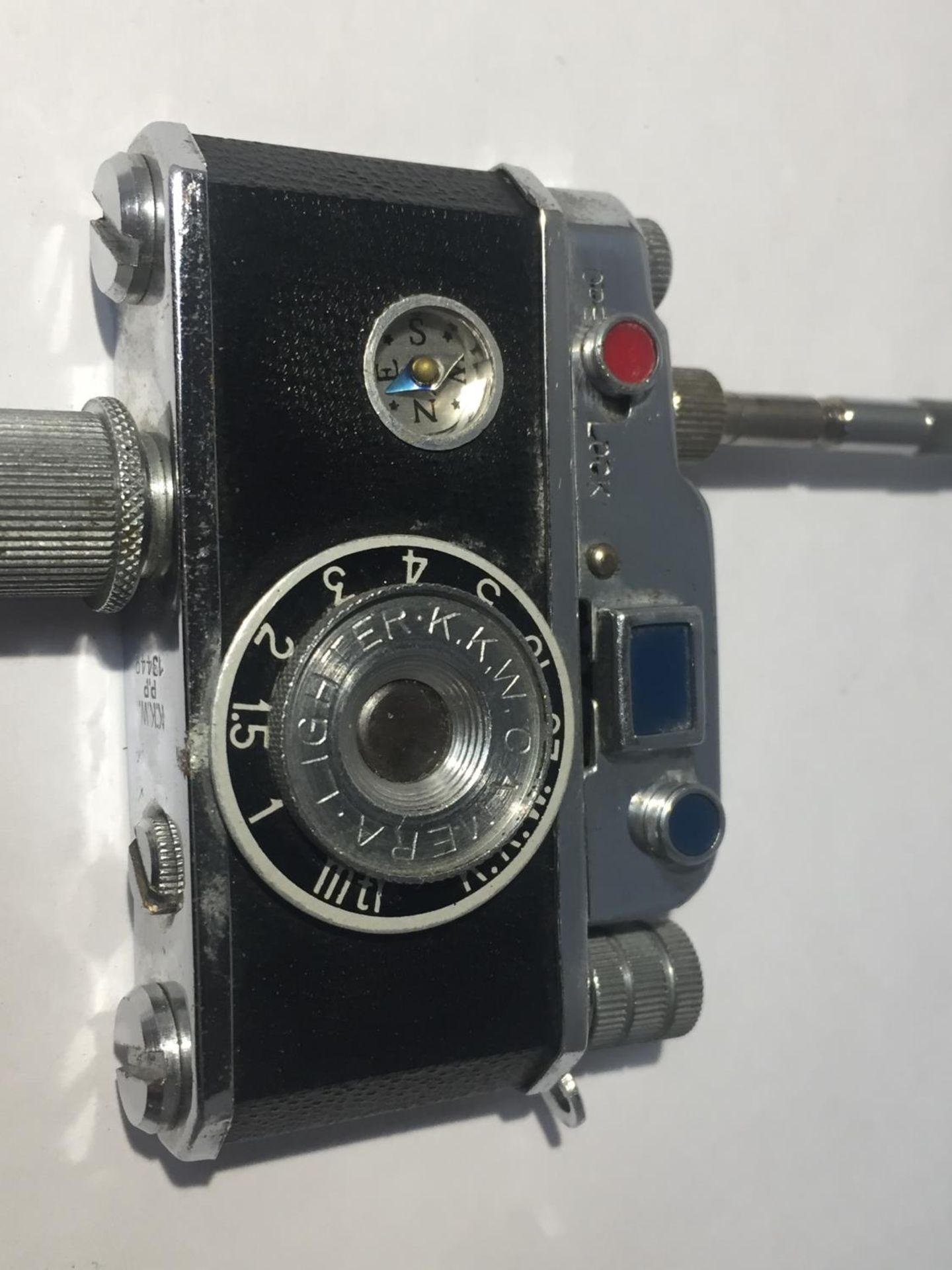 A CIGARETTE LIGHTER IN THE FORM OF A CAMERA - Image 3 of 5