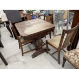 AN EARLY 20TH CENTURY OAK DRAW-LEAF DINING TABLE AND FOUR CHAIRS