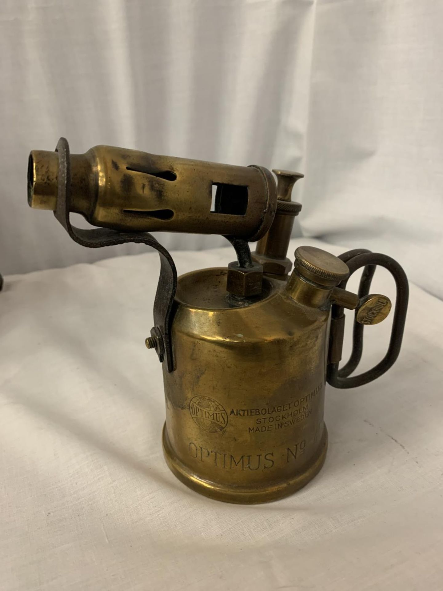 A PAIR OF VINTAGE BRASS BLOW TORCHES - Image 2 of 4