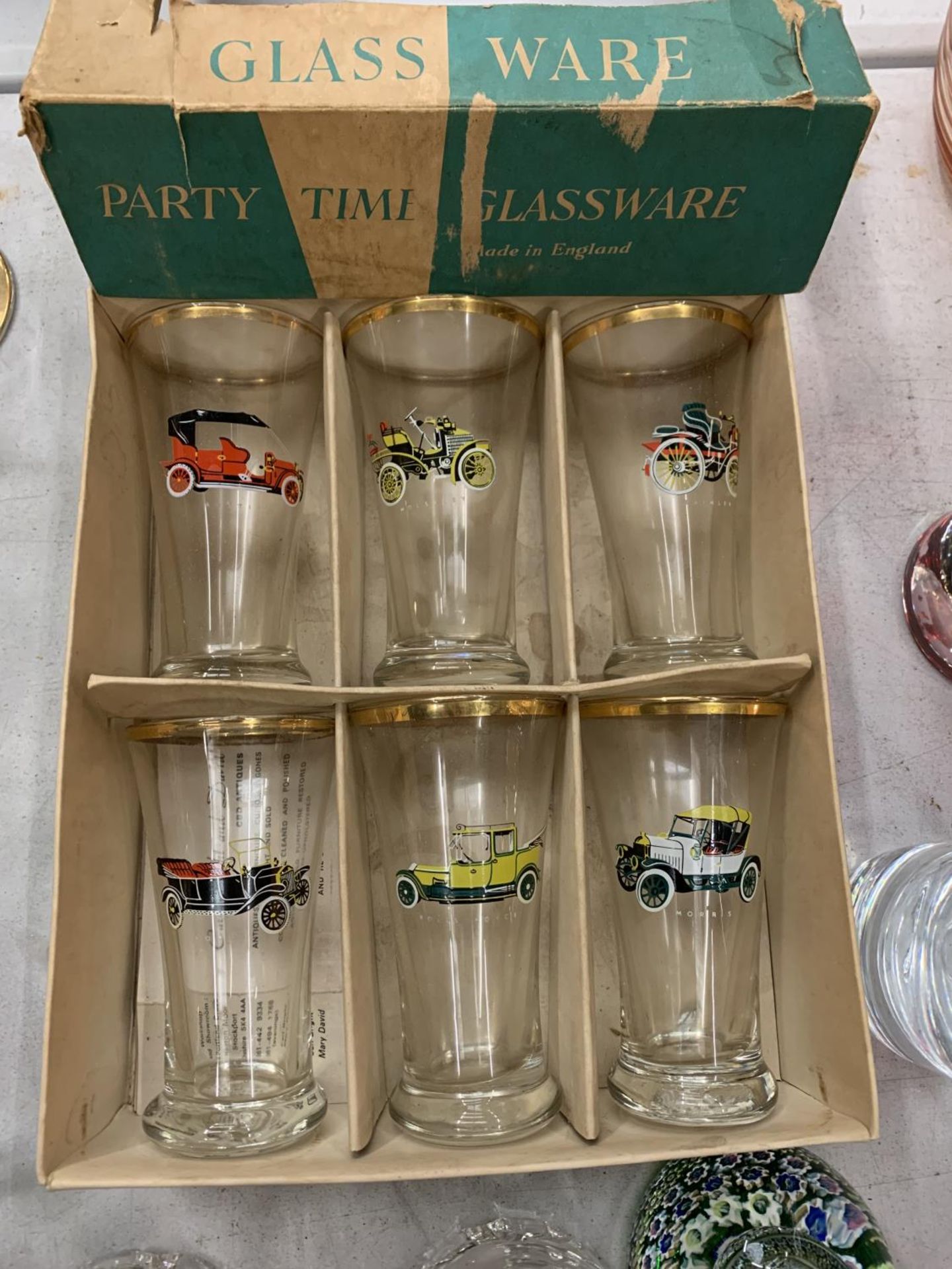 A LARGE QUANTITY OF MIXED GLASSWARE TO INCLUDE COLOURED GLASS DECORATIVE PIECES AND A SELECTION OF - Image 4 of 5