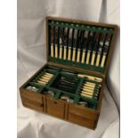 A LARGE OAK BOX WITH WOODEN CROSSBANDING DETAIL CONTAINING SILVER PLATE FLATWARE (TWELVE PLACE