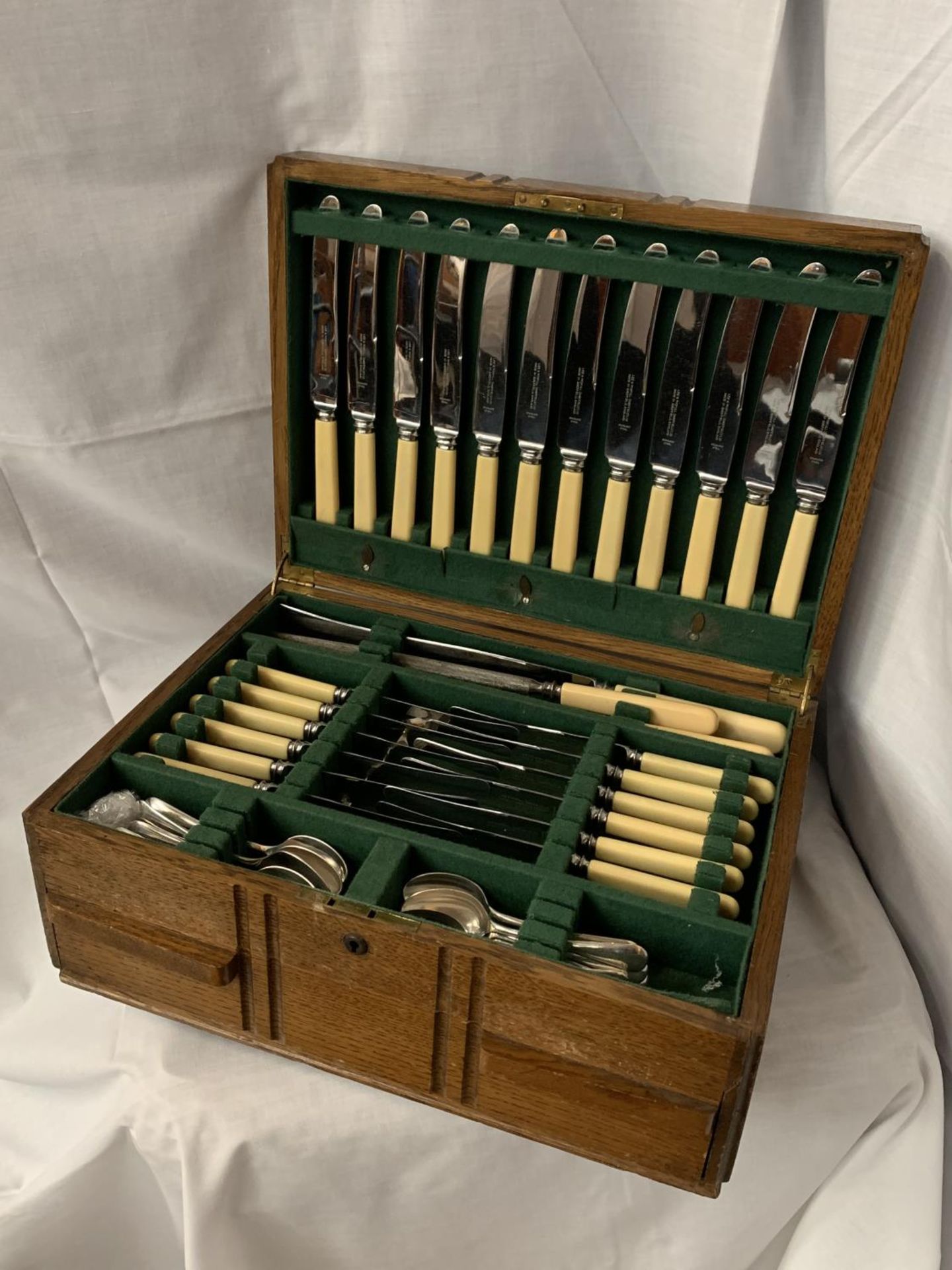 A LARGE OAK BOX WITH WOODEN CROSSBANDING DETAIL CONTAINING SILVER PLATE FLATWARE (TWELVE PLACE
