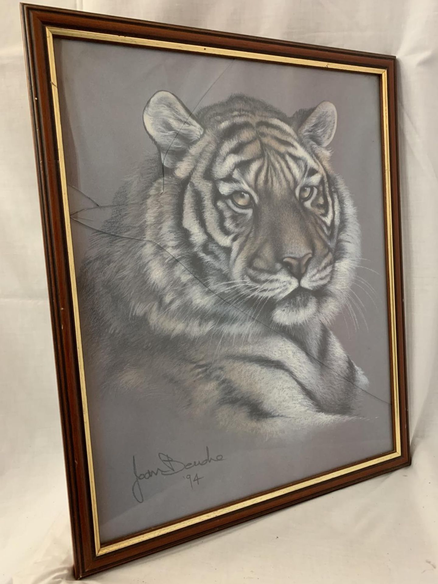 A FRAMED PRINT DEPICTING A TIGER BY JOAN BENCHE (GLASS A/F)