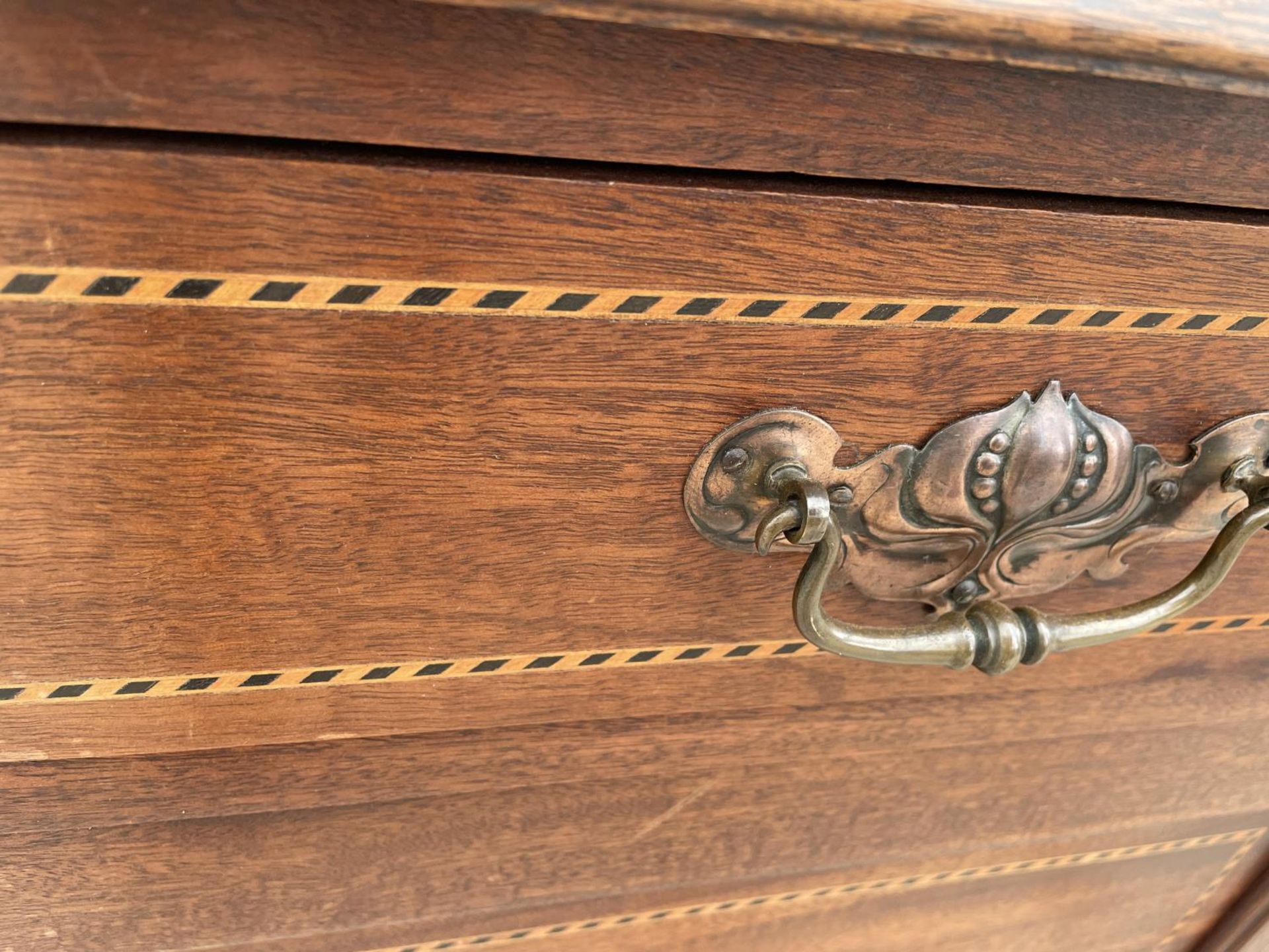 AN EDWARDIAN MAHOGANY AND INLAID WASHSTAND WITH GALLERY BACK, 25" WIDE - Image 4 of 4