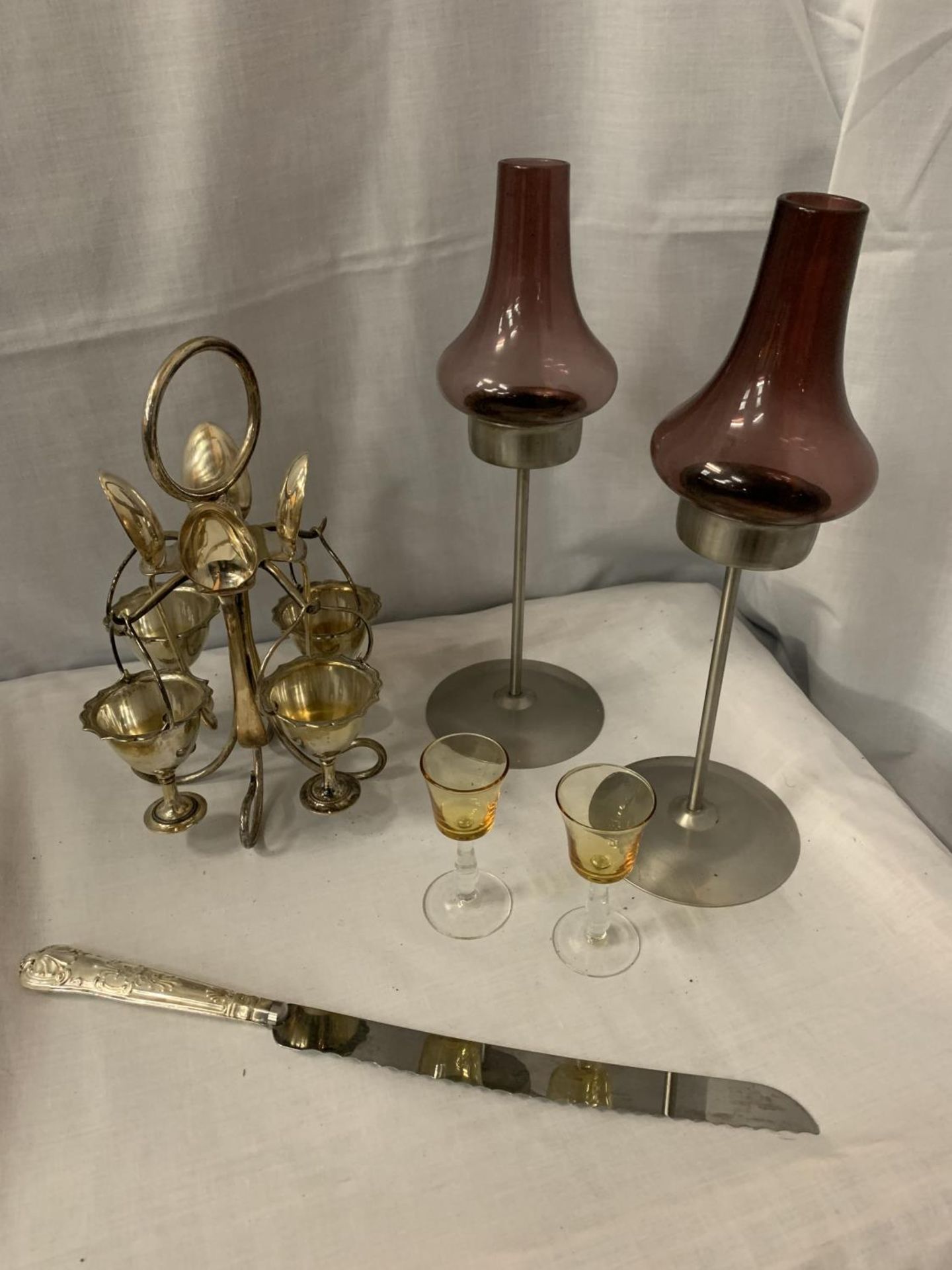 A MARKED SILVER HANDLE CARVING KNIFE, A SILVER PLATED FOUR EGG CUP AND SPOON AND TWO MODERN TEALIGHT