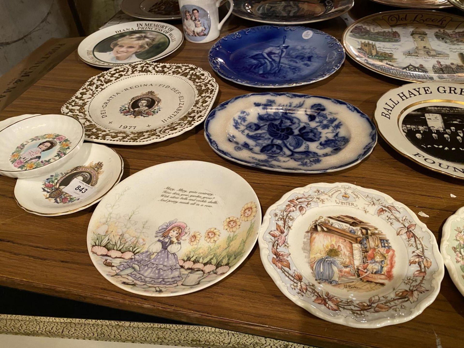 A LARGE COLLECTION TO INCLUDE COALPORT AND ROYAL DOULTON PLATES, COMMEMORATIVE WARE, ORNAMENTS ETC. - Image 6 of 6