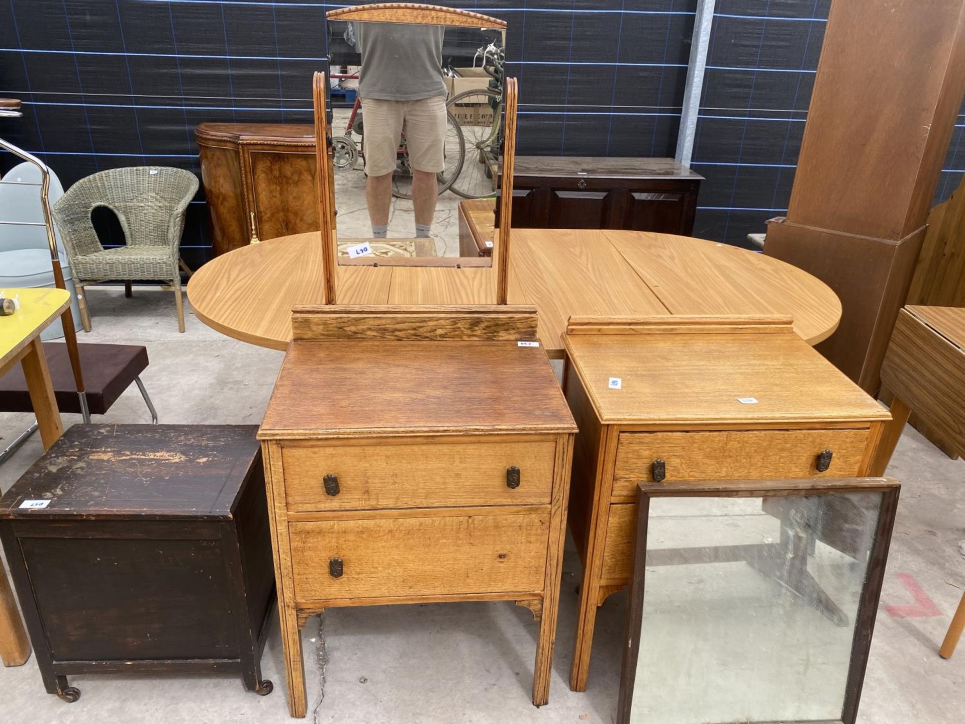 AN EARLY 20TH CENTURY OAK DRESSING TABLE AND CHEST OF DRAWERS W:23.5" ALSO TO INCLUDE A WOODEN