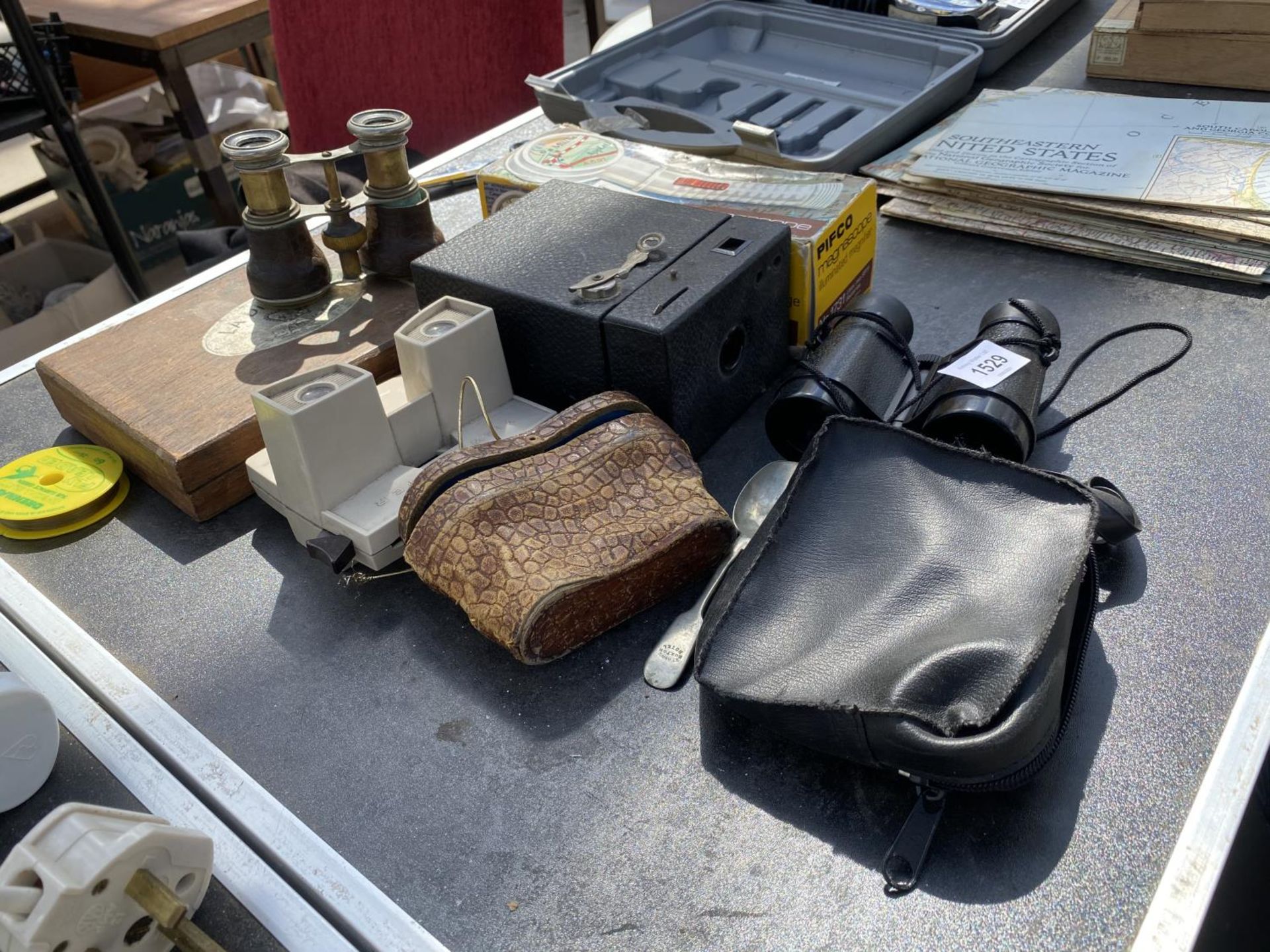 AN ASSORTMENT OF ITEMS TO INCLUDE BINOCULARS, A CAMERA AND CIGAR BOX - Image 2 of 3