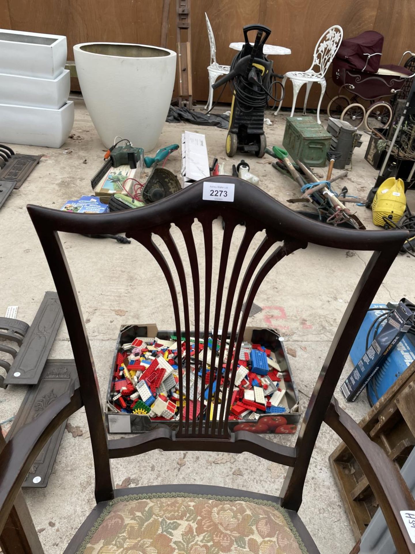 AN EDWARDIAN MAHOGANY ELBOW CHAIR ON FRONT CABRIOLE LEGS - Image 2 of 3