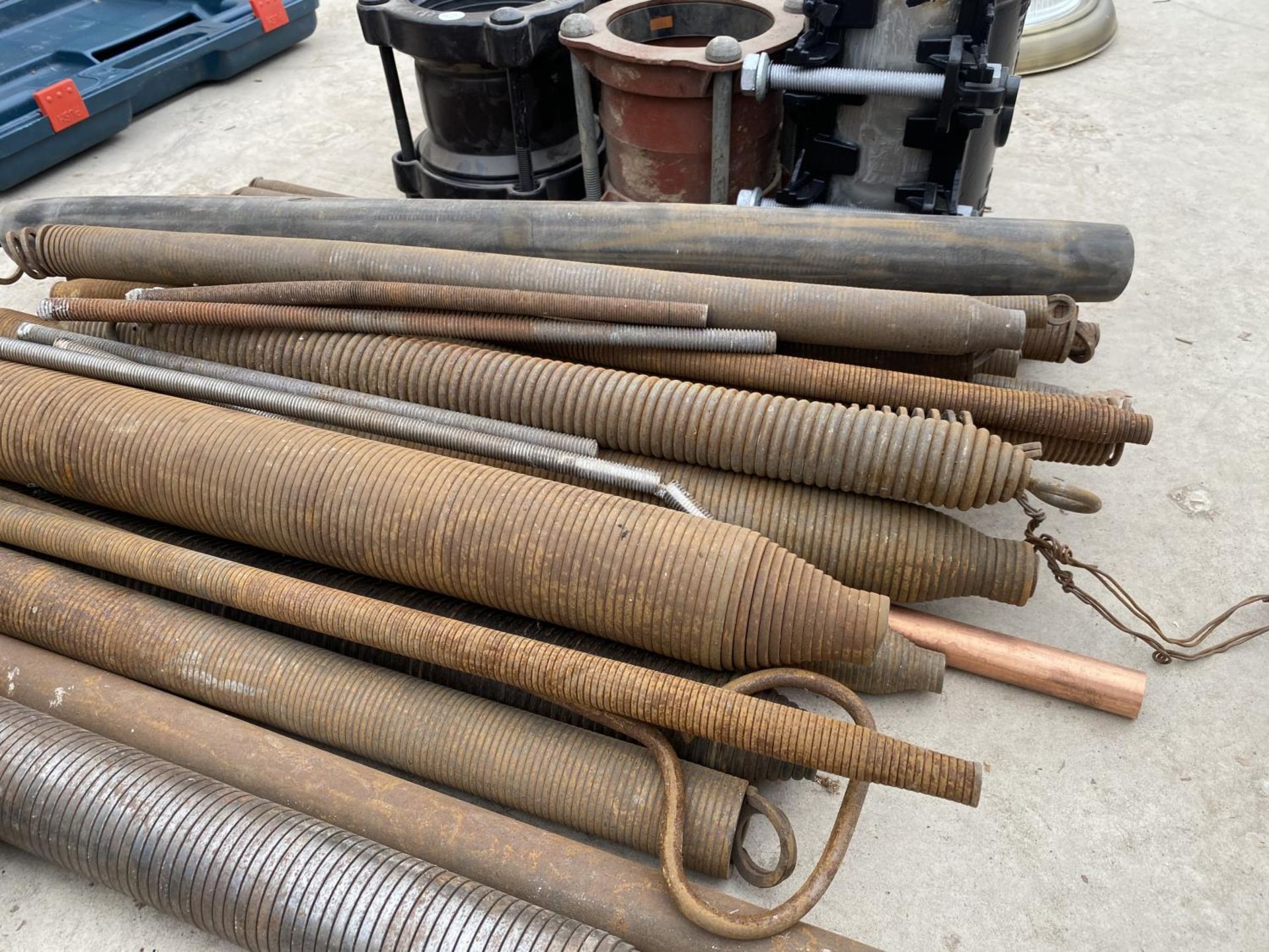 A LARGE QUANTITY OF PIPE BENDING SPRINGS AND AN ASSORTMENT OF PIPE COUPLINGS - Image 3 of 3