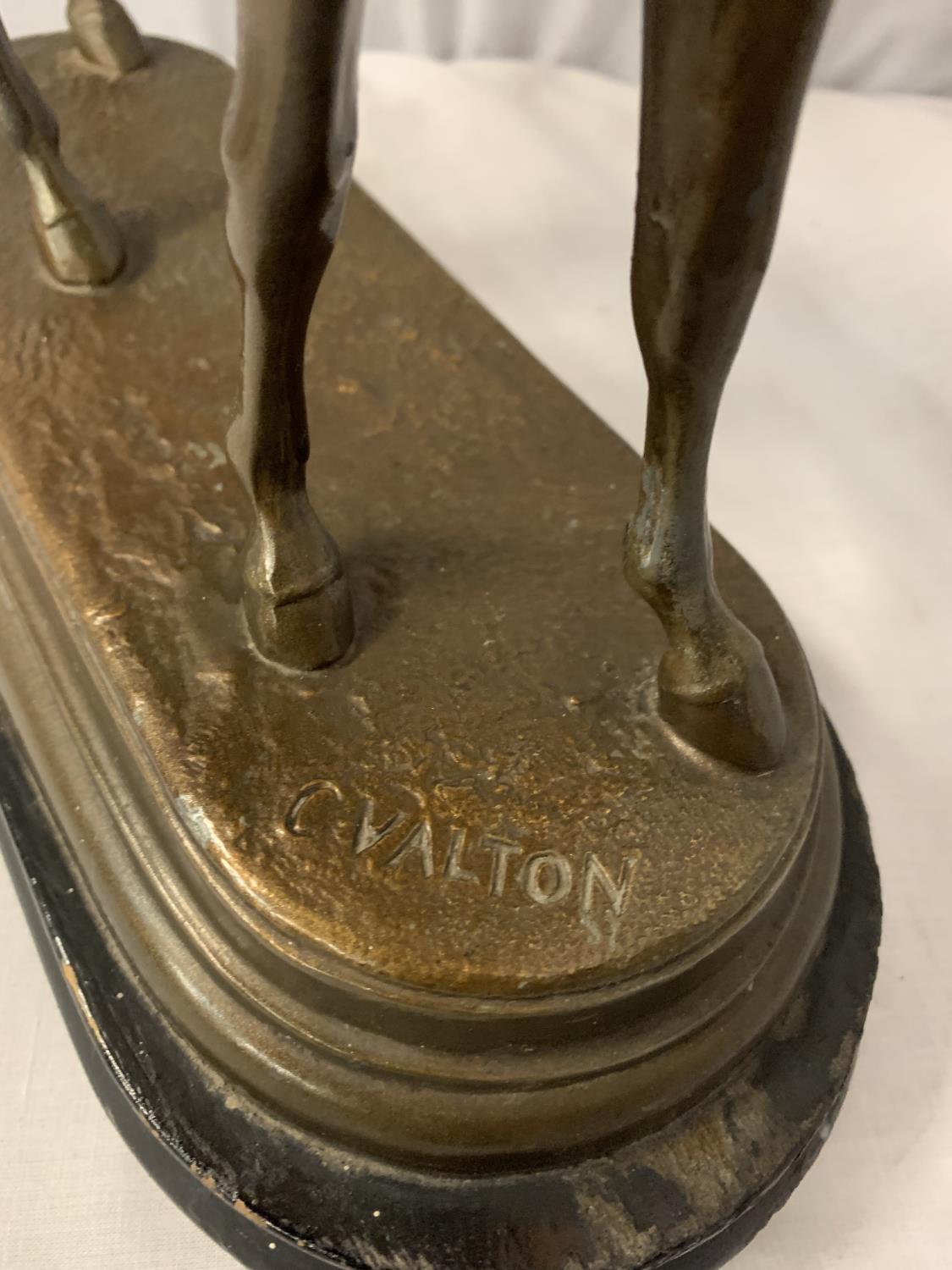 A SPELTER FIGURINE IN THE FORM OF A HORSE AND JOCKEY SIGNED C VALTON - Image 4 of 4